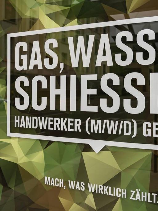 Deutschland, Baden-Württemberg, Stuttgart, 06.06.2019: Mit der Plakat-Kampagne "Gas, Wasser, Schießen" sucht die Bundeswehr gezielt Experten aus dem Bereich SHK Sanitär Heizung Klima.