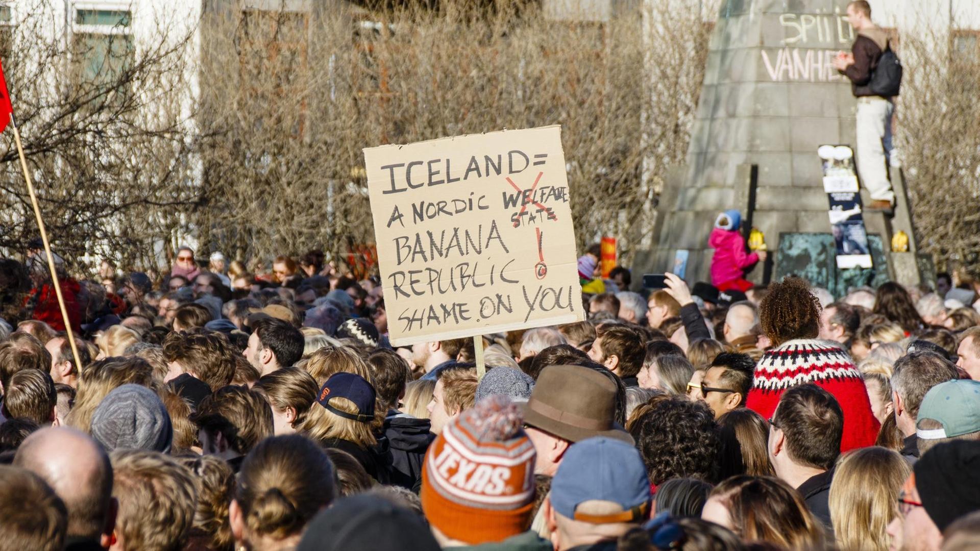 Tausende Menschen haben vor dem Parlament in Reykjavík demonstriert.