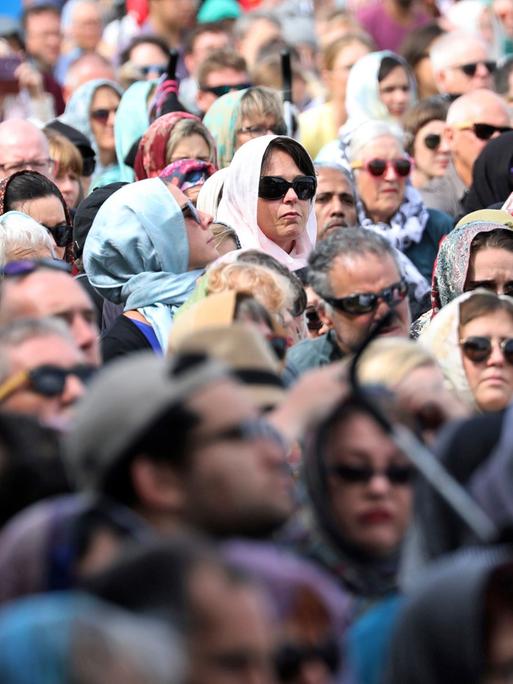 Auch viele nicht-muslimische Frauen tragen Kopftuch beim Gedenken an die Opfer des Attentats von Christchurch