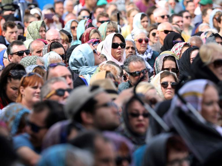 Auch viele nicht-muslimische Frauen tragen Kopftuch beim Gedenken an die Opfer des Attentats von Christchurch