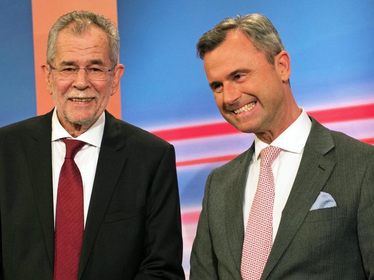 Sie sehen den ehemaligen Grünen-Chef van der Bellen und FPÖ-Kandidat Hofer.