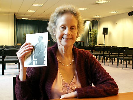 Aeronwy Thomas hält ein Foto ihres Vaters Dylan Thomas in der Hand.
