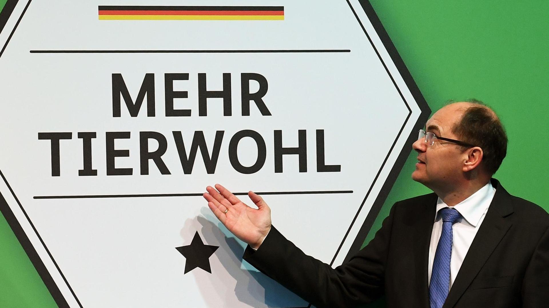 Bundes-Landwirtschafts-Minister Schmidt zeigt auf ein Plakat mit der Auf-Schrift "Mehr Tier-Wohl". Bundes-Landwirtschafts-Minister Schmidt zeigt auf ein Plakat mit der Auf-Schrift "Mehr Tier-Wohl".