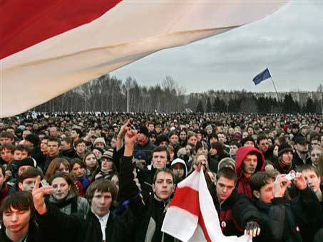Junge Weißrussen schwenken Landesfahnen bei einem Popkonzert am Vorabend der Präsidentschaftswahlen in Minsk.