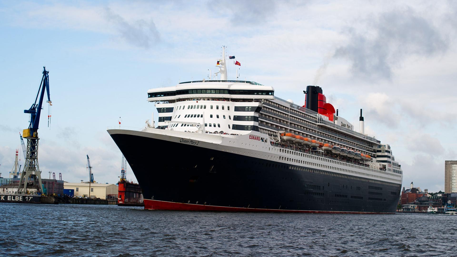 Das Kreuzfahrtschiff Queen Mary 2 läuft am 18.08.2014 in Hamburg in den Hafen ein.