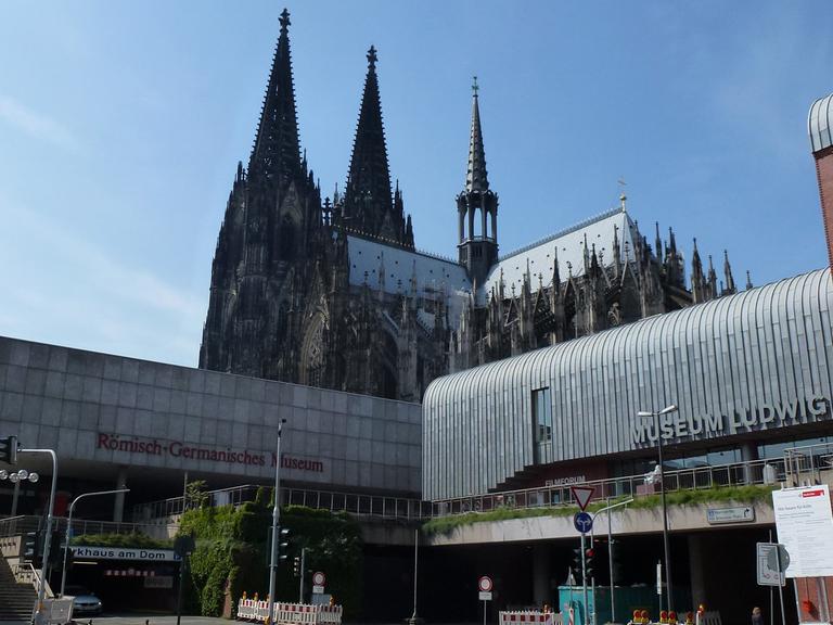  Das Museum Ludwig, im Hintergrund der Kölner Dom