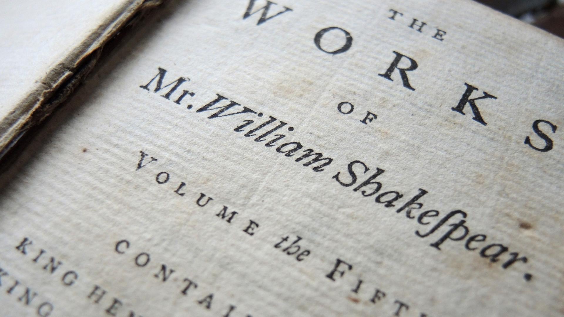 Ein Band einer neunbändigen Gesamtausgabe aus dem Jahr 1760 mit den Werken von William Shakespeare liegt auf einem Tisch.