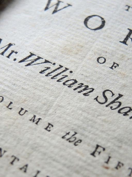 Ein Band einer neunbändigen Gesamtausgabe aus dem Jahr 1760 mit den Werken von William Shakespeare liegt auf einem Tisch.
