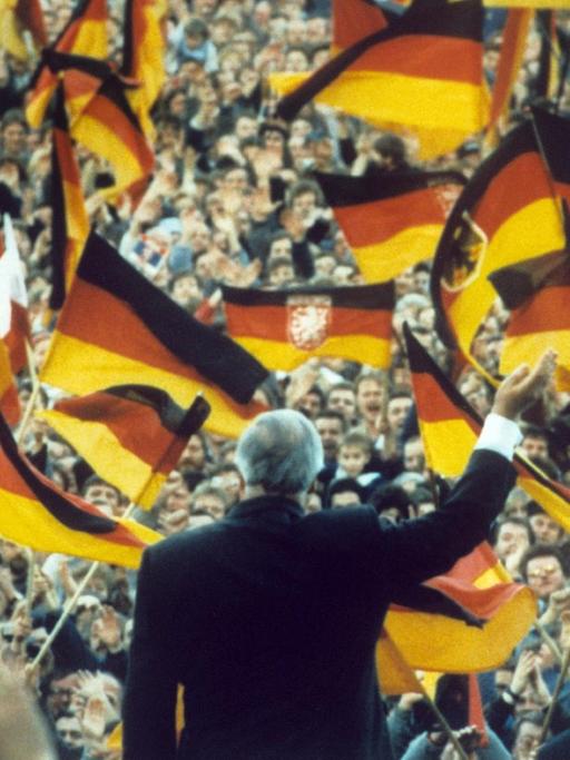 Helmut Kohl am 20. Februar 1990 vor einem Fahnenmeer in Erfurt.