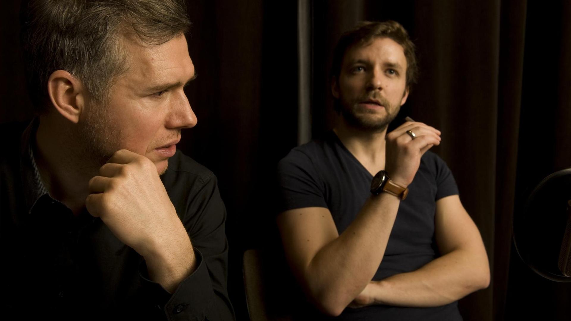 Schauspieler Heiko Raulin und Jonas Minthe bei der Hörspielproduktion "Ins Gras beißen die anderen"