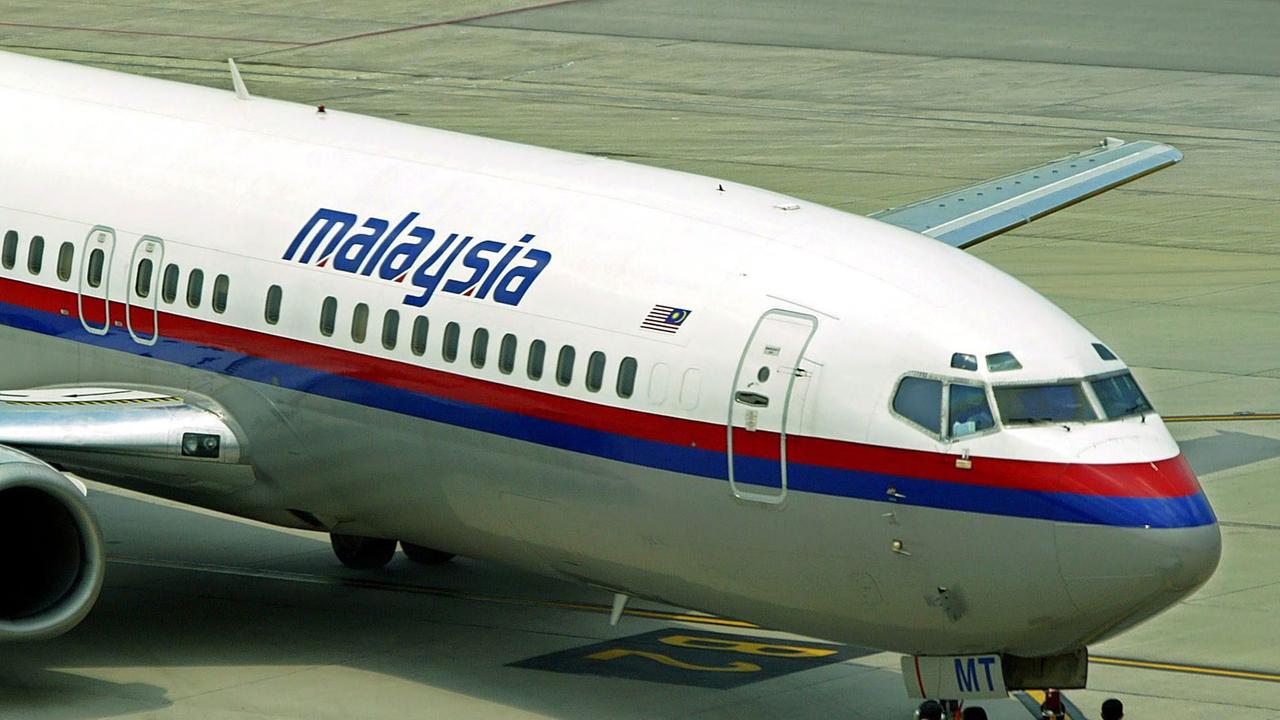 Eine Boeing 737 von Malaysia Airlines wird über das Rollfeld des Flughafens von Kuala Lumpur gezogen.