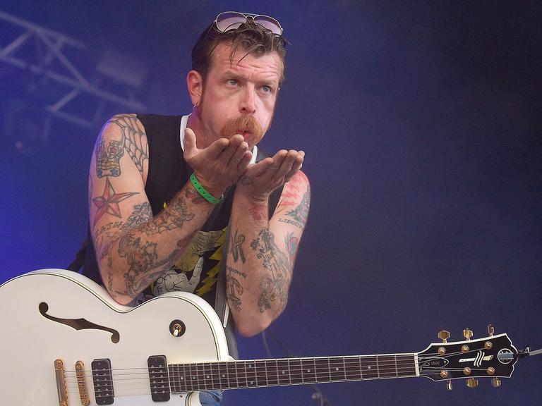 Der Frontmann Jesse "The Devil" Hughes der amerikanischen Band Eagles Of Death Metal, aufgenommen während eines Konzerts beim Eurockeennes Festival im französischen Belfort, im Juli 2015