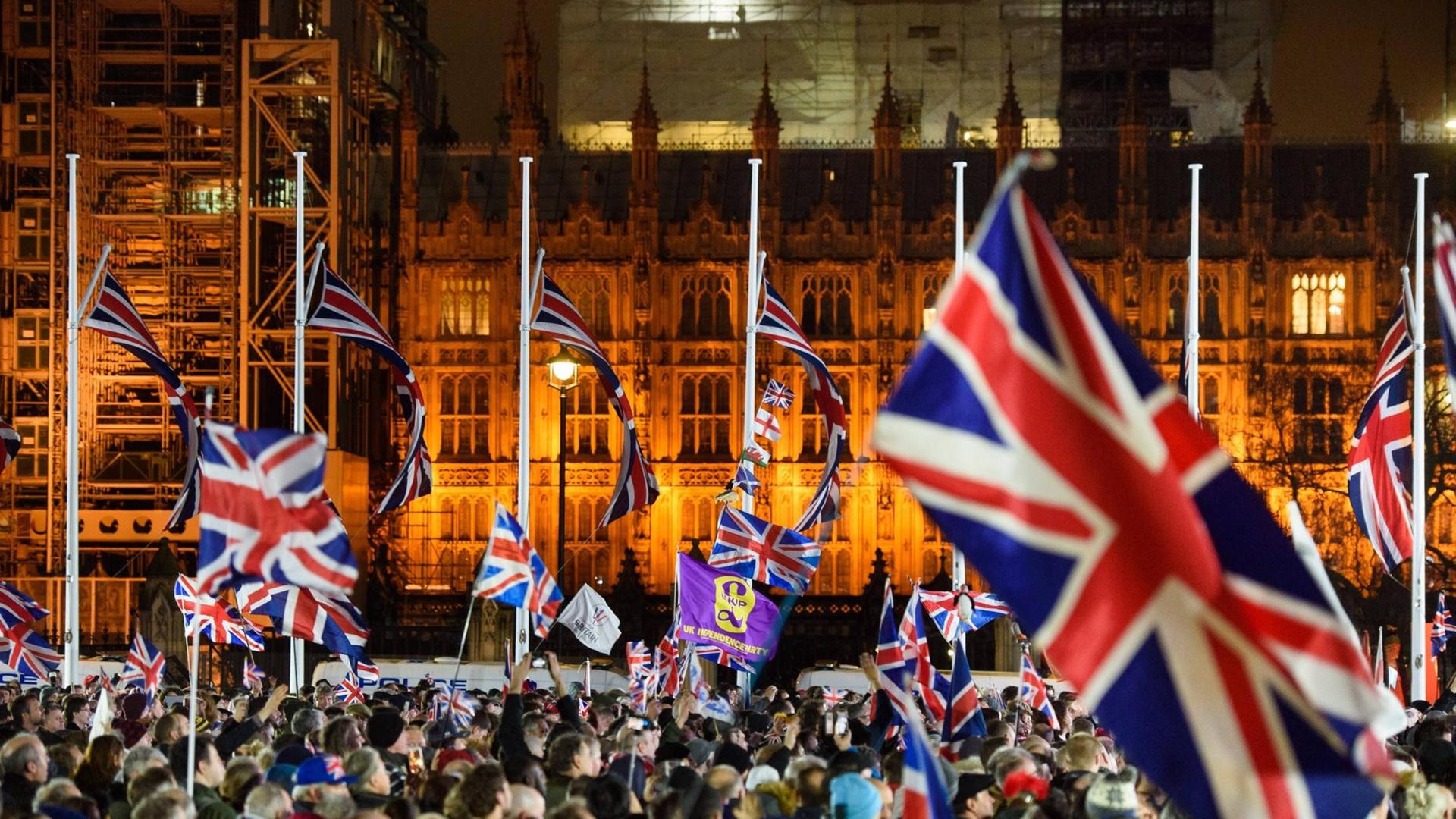 In der Stadt London haben einige Menschen den Brexit mit britischen Fahnen gefeiert.