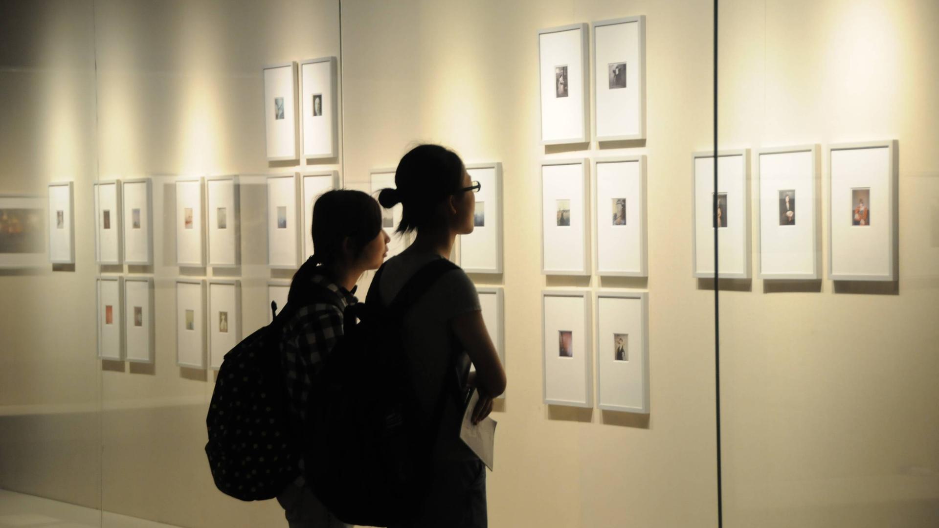 Besuchenden schauen sich Bilder der Berliner Fotografin Sibylle Bergemann in einer Ausstellung in Nanjing in China an. Besuchenden schauen sich Bilder der Berliner Fotografin Sibylle Bergemann in einer Ausstellung in Nanjing in China an.
