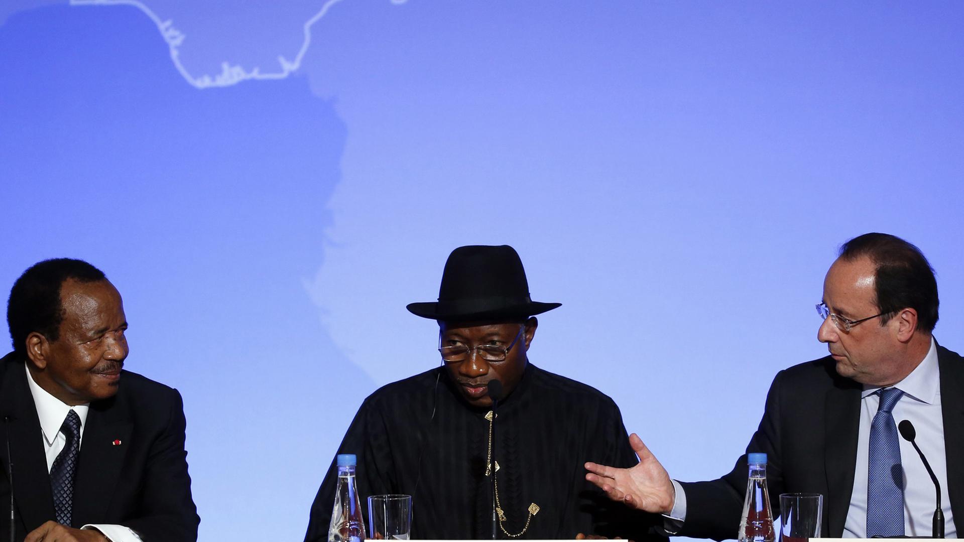 Von links nach rechts.: die Präsidenten aus Kamerun, Paul Biya; Nigeria, Goodluck Jonathan, und Frankreich, Francois Hollande.