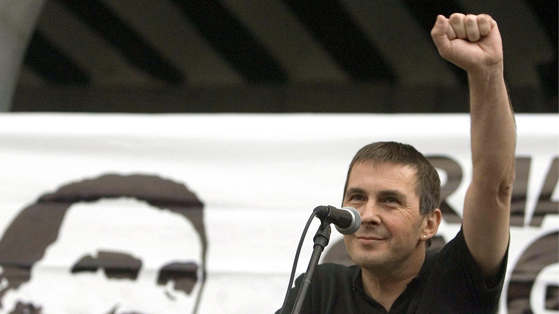 Der baskische Spitzenpolitiker Arnaldo Otegi erhebt seine linke Hand vor einem Plakat in Elgoibar am 6. September 2008.