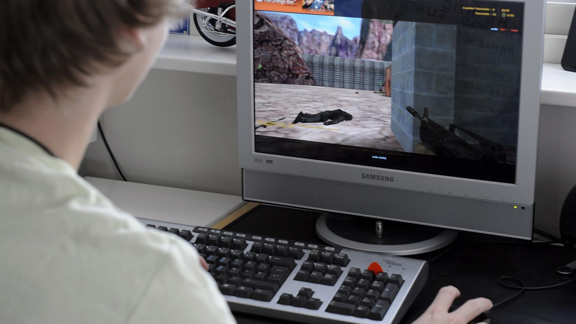 Ein junger Mann spielt einen klassischen Egoshooter.