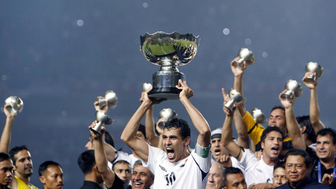 Younes Khalef (Irak) - Asienmeister 2007 - präsentiert nach dem Gewinn des Asiencups 2007 den Pokal ausgelassen mit seinen Mitspielern.