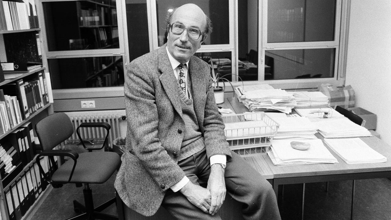 Niklas Luhmann im Dezember 1984.