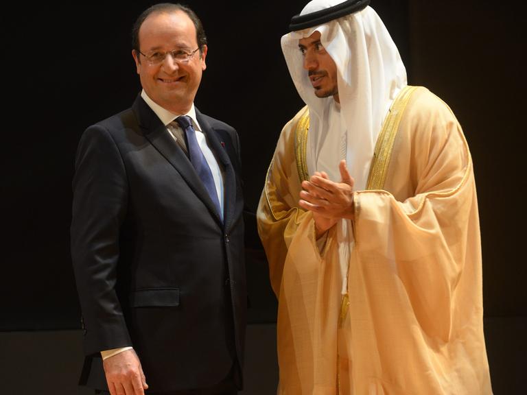 Der französische Präsident Francois Hollande und Scheich Sultan bin Tahnoon Al Nahyan, Vorsitzender der Abu Dhabi Authority For Culture & Heritage (ADACH), bei der Eröffnung der Ausstellung "Geburt eines Museums" in Paris.