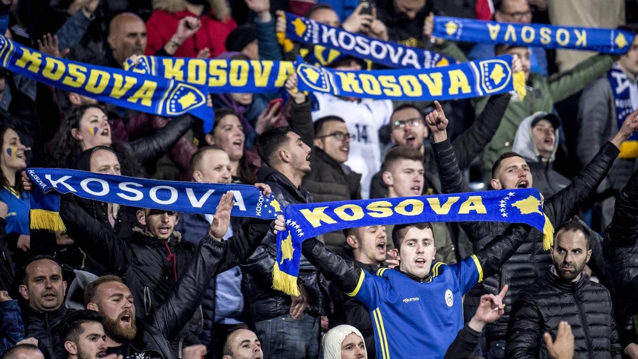Fans aus dem Kosovo bei einem Freundschaftsspiel in Dänemark im März 2019
