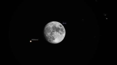 Am frühen Abend nähert sich der Mond Aldebaran und bedeckt ihn
