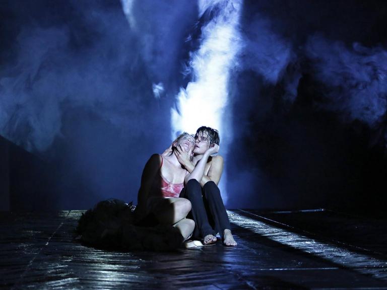 "Woyzeck"-Inszenierung von Sebastian Hartmann 2014 am Deutschen Theater in Berlin. Szene mit Benjamin Lillie (als Woyzeck) und Katrin Wichmann (als Marie).