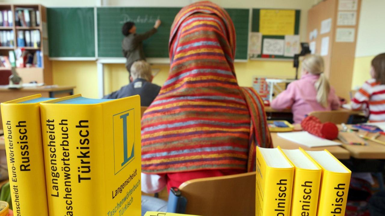 Ein Mädchen mit Kopftuch an einer Schule