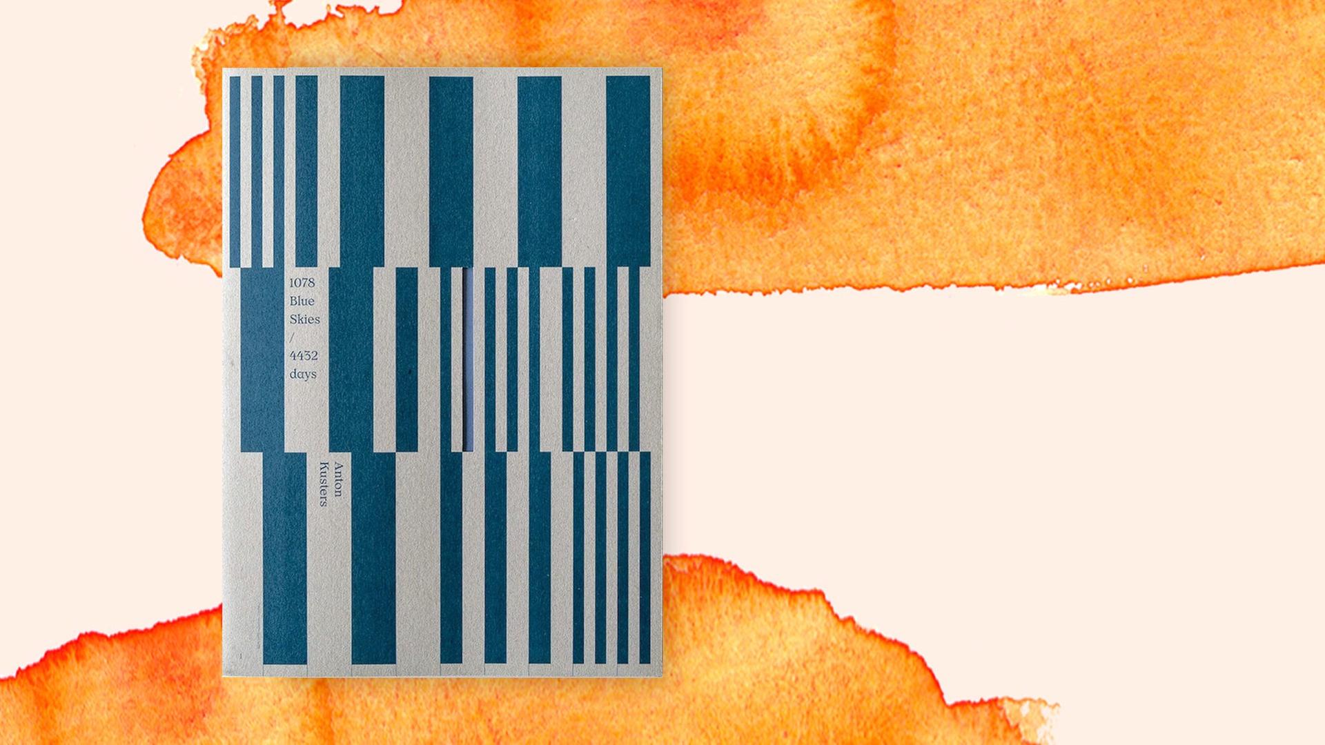 Das Cover des Buches von Anton Kuster: "1078 Blue Skies / 4432 Days" auf orange-weißem Grund.