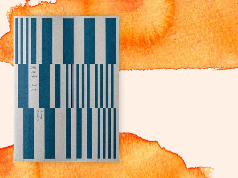 Das Cover des Buches von Anton Kuster: "1078 Blue Skies / 4432 Days" auf orange-weißem Grund.