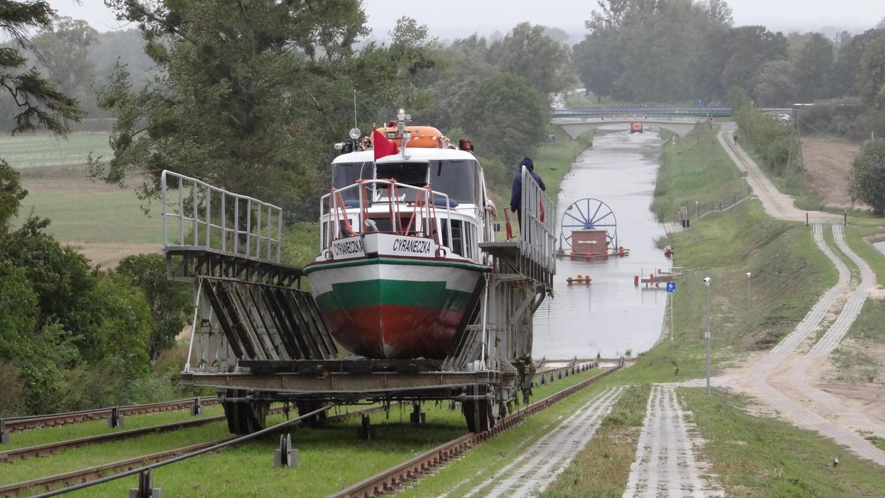 Aufstieg eines Bootes am Oberländer Kanal. Aufstieg eines Bootes am Oberländer Kanal.