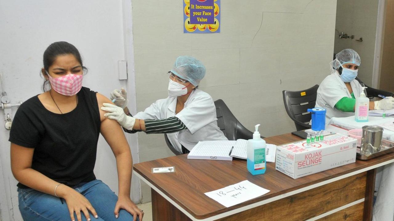 Eine Frau in Indien wird gegen Covid-19 geimpft.
