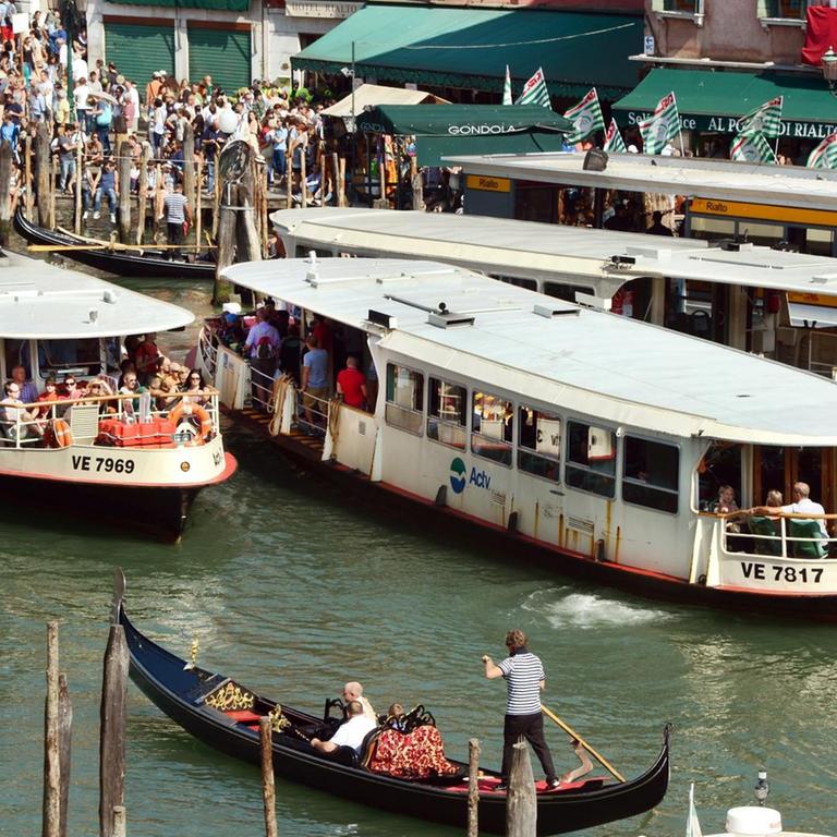Vaporetti voller Passagiere auf dem Canale Grande in Venedig