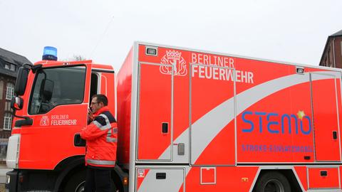 Der weltweit erste Schlaganfall-Notarztwagen steht am Freitag (18.02.2011) auf dem Gelände des Krankenhauses Charté in Berlin. Der zuvor der Öffentlichkeit vorgestellte Schlaganfall-Notarztwagen mit der Bezeichnung Stemo (Stroke-Einsatzmobil) ist mit einem kompakten Computertomographen (CT) ausgestattet, der eine schnelle Diagnose ermöglicht und damit die Folgen eines Hirnschlages mindern soll. Stemo ist eine Entwicklung der Charité.