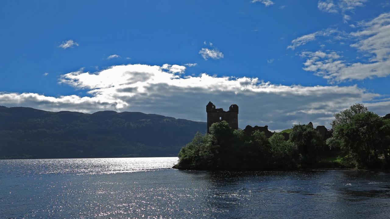 Die Burgruine Urquhart Castle am Ufer des Loch Ness, Schottland.