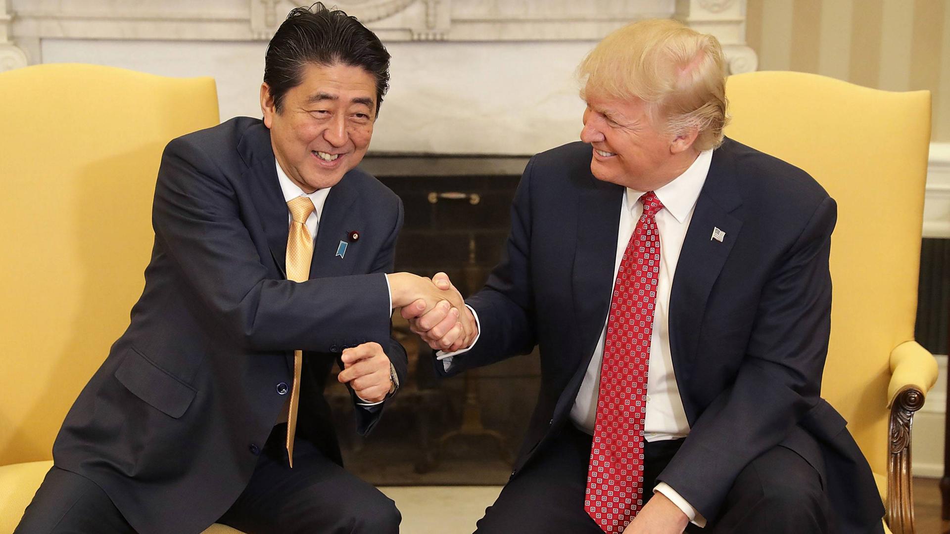 US-Präsident Donald Trump (rechts) und der japanische Premierminister Shinzo Abo beim Handschlag im Weißen Haus