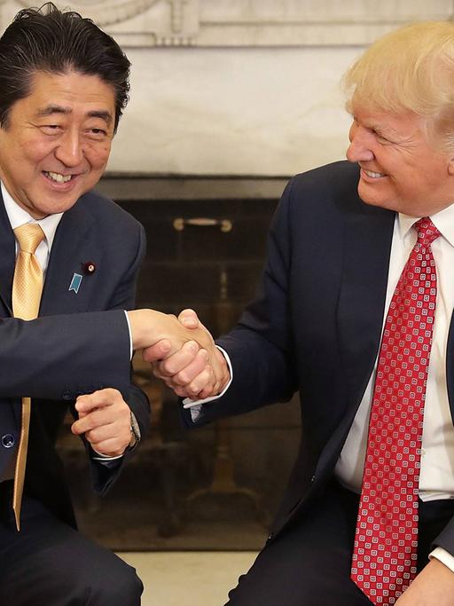 US-Präsident Donald Trump (rechts) und der japanische Premierminister Shinzo Abo beim Handschlag im Weißen Haus