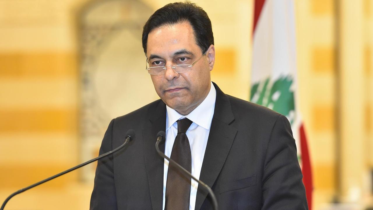 Libanons Premier Hassan Diab bei der Ankündigung des Rücktritts seiner Regierung