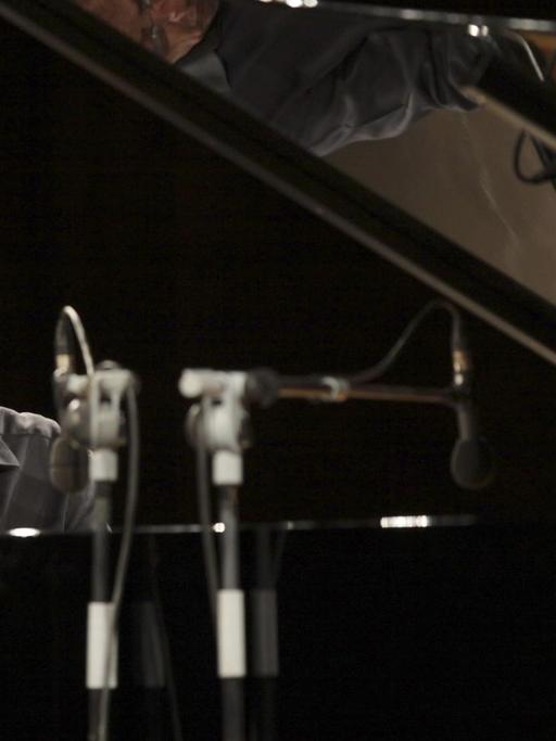 US-Komponist und Pianist Philip Glass am Flügel.