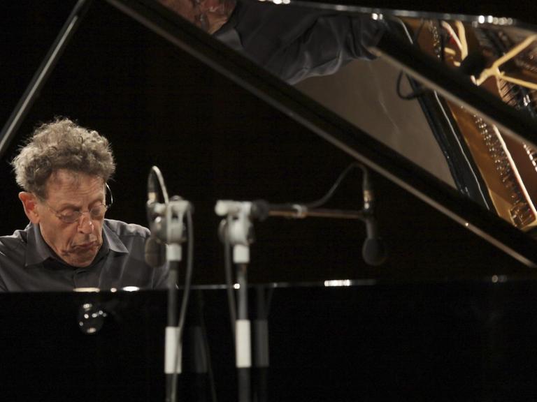 US-Komponist und Pianist Philip Glass am Flügel.
