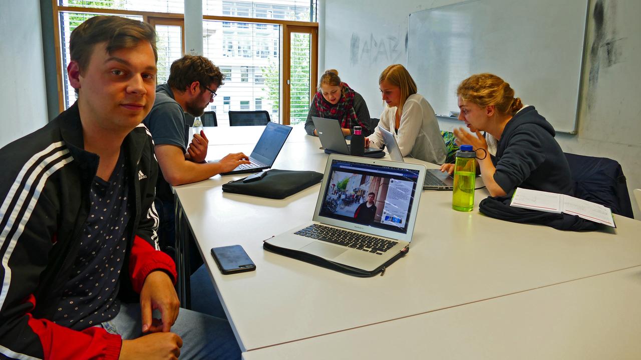 Tobias von Gostomski sitzt in einem Raum mit anderen EU-Aktivisten vor seinem Laptop.