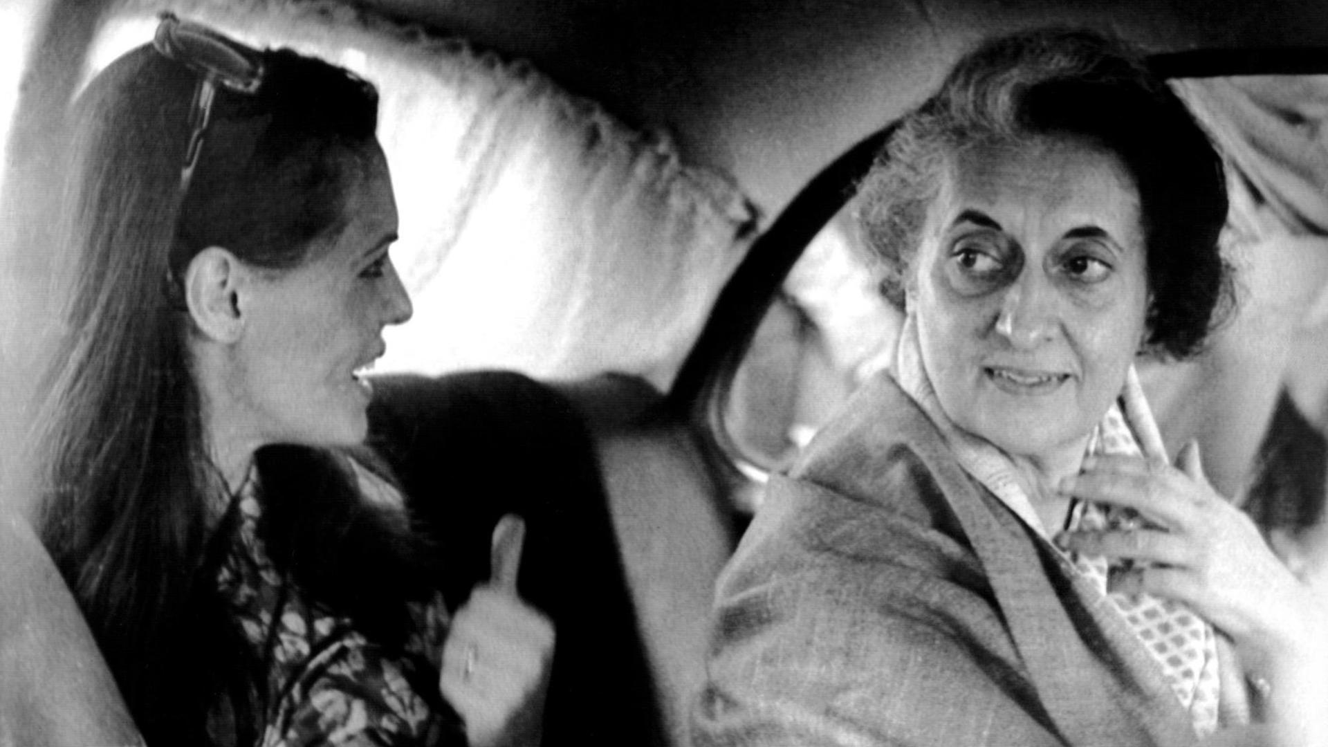 Die ehemalige indische Ministerpräsidentin Indira Gandhi mit ihrer Schwiegertochter Sonia, der italienischen Ehefrau ihres Sohnes Rajiv, auf der Rückbank einer Limousine im Gespräch. (Undatiert)