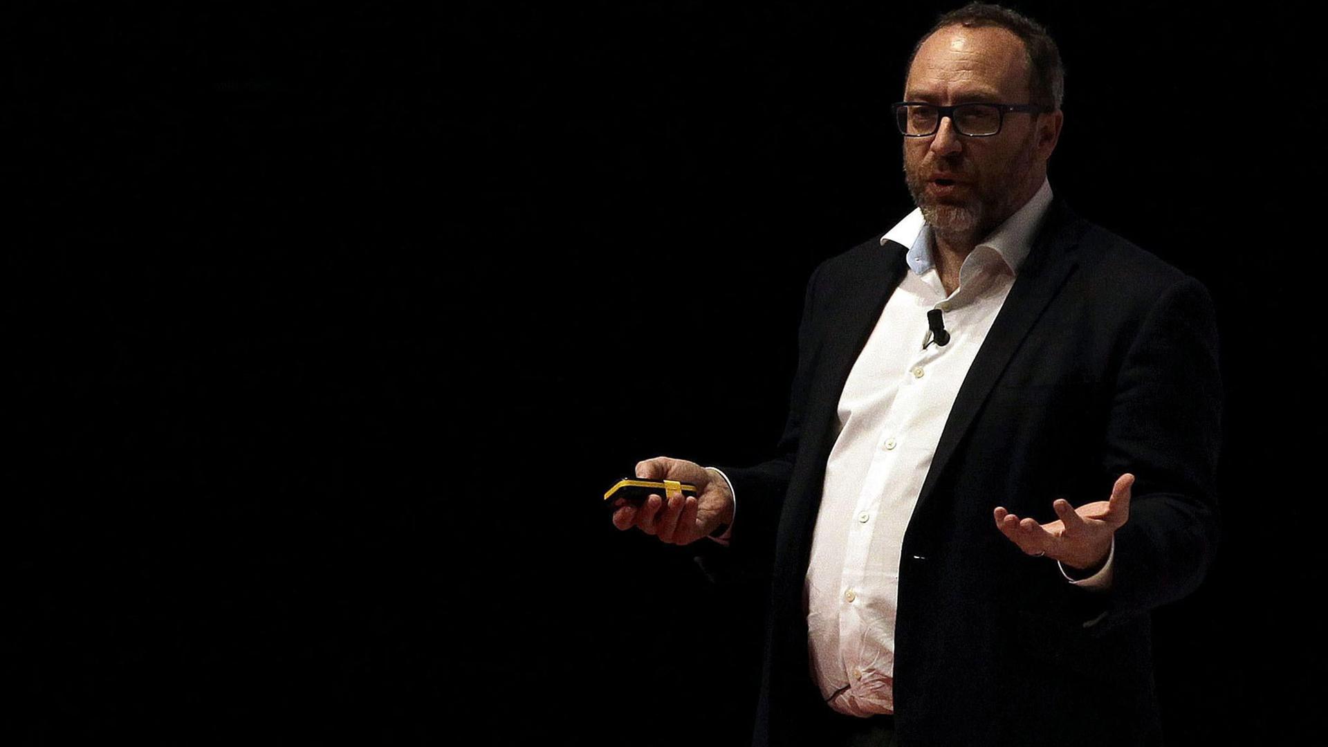 Jimmy Wales bei einem Vortrag.