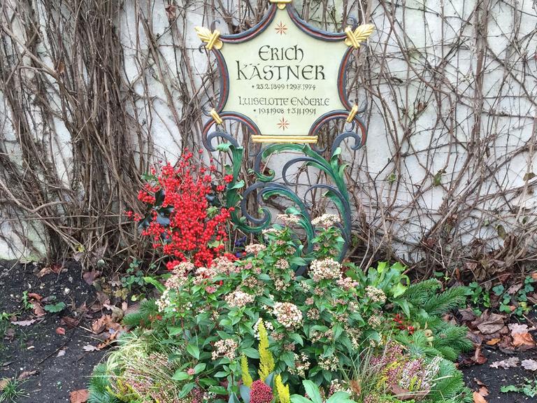 Das Grab Erich Kästners auf dem Bogenhausener Friedhof in München