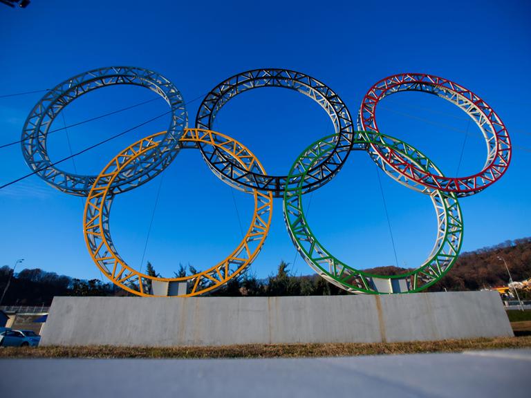 Die Olympischen Ringe in Sotschi vor dem Hauptgebäude des Flughafens