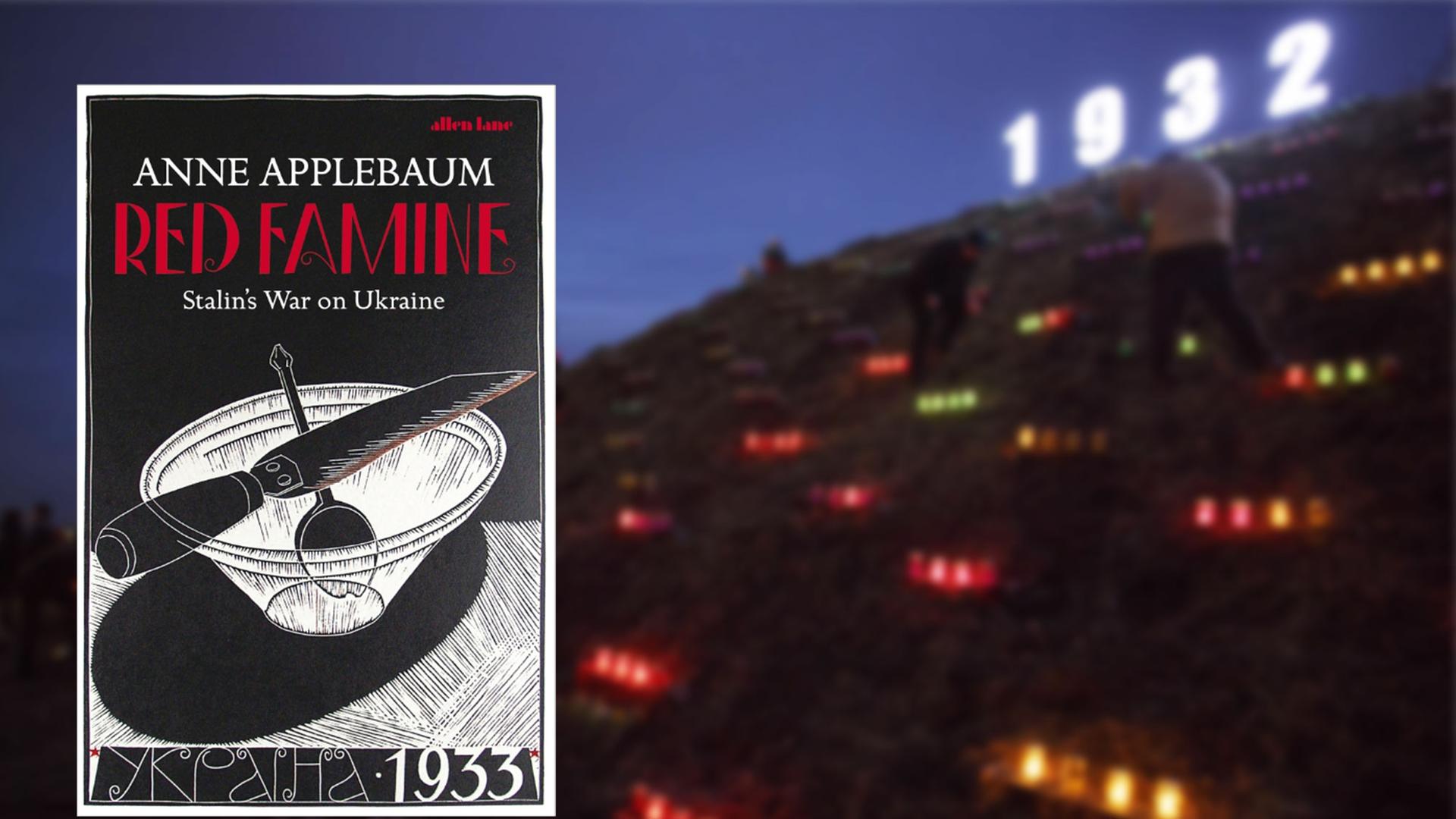 Im Vordergrund das Cover von Anne Applebaums "Red Famine", im Hintergrund leuchtende Kerzen während einer Gedenkzeremonie an die Opfer der Hungersnot in Kiew.