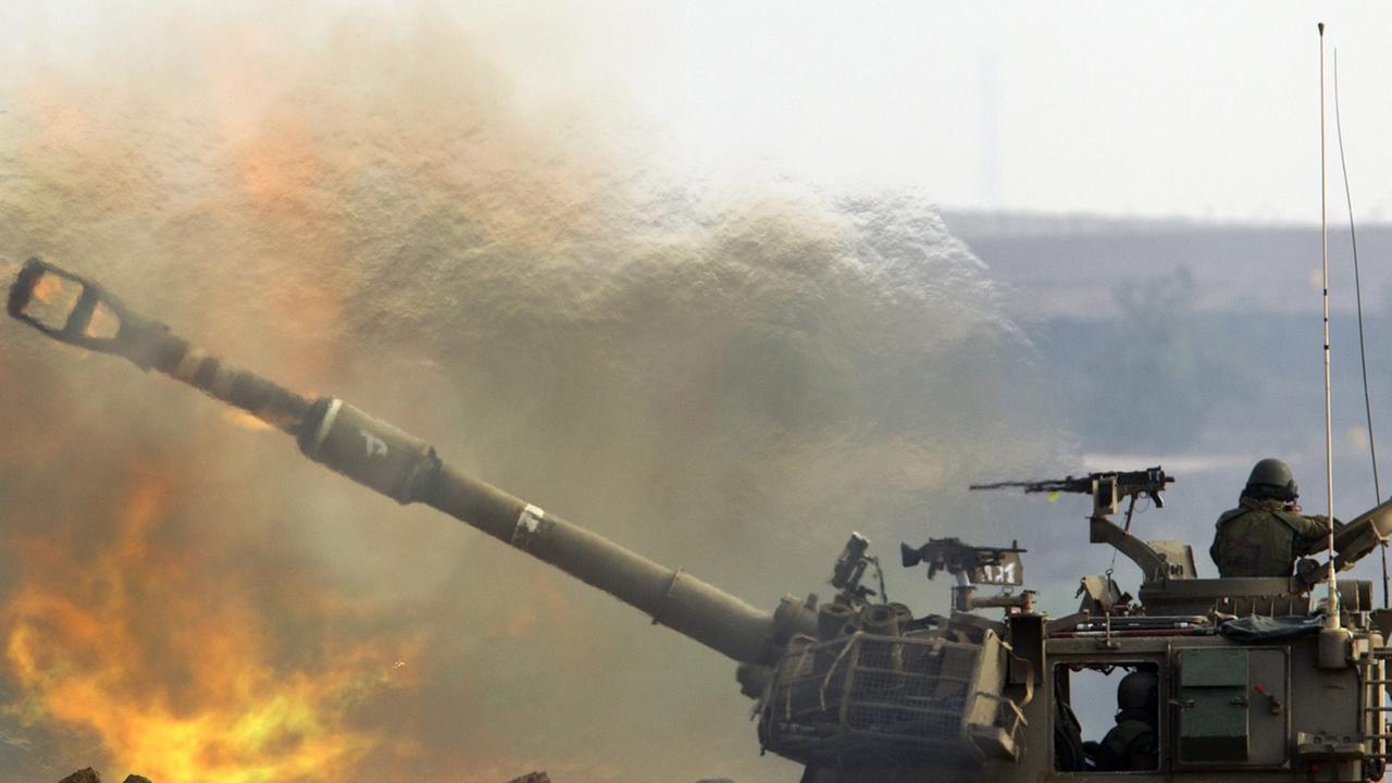 Ein israelischer Panzer schießt Richtung Gaza-Streifen.