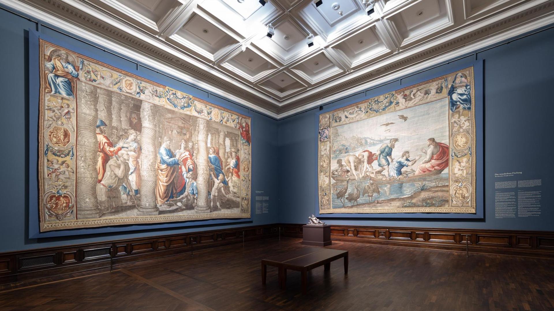 Ausstellungsansicht "Raffael - Macht der Bilder. Die Tapisserien und ihre Wirkung." Gemäldegalerie Alte Meister. Ausstellungsansicht "Raffael - Macht der Bilder. Die Tapisserien und ihre Wirkung." Gemäldegalerie Alte Meister.