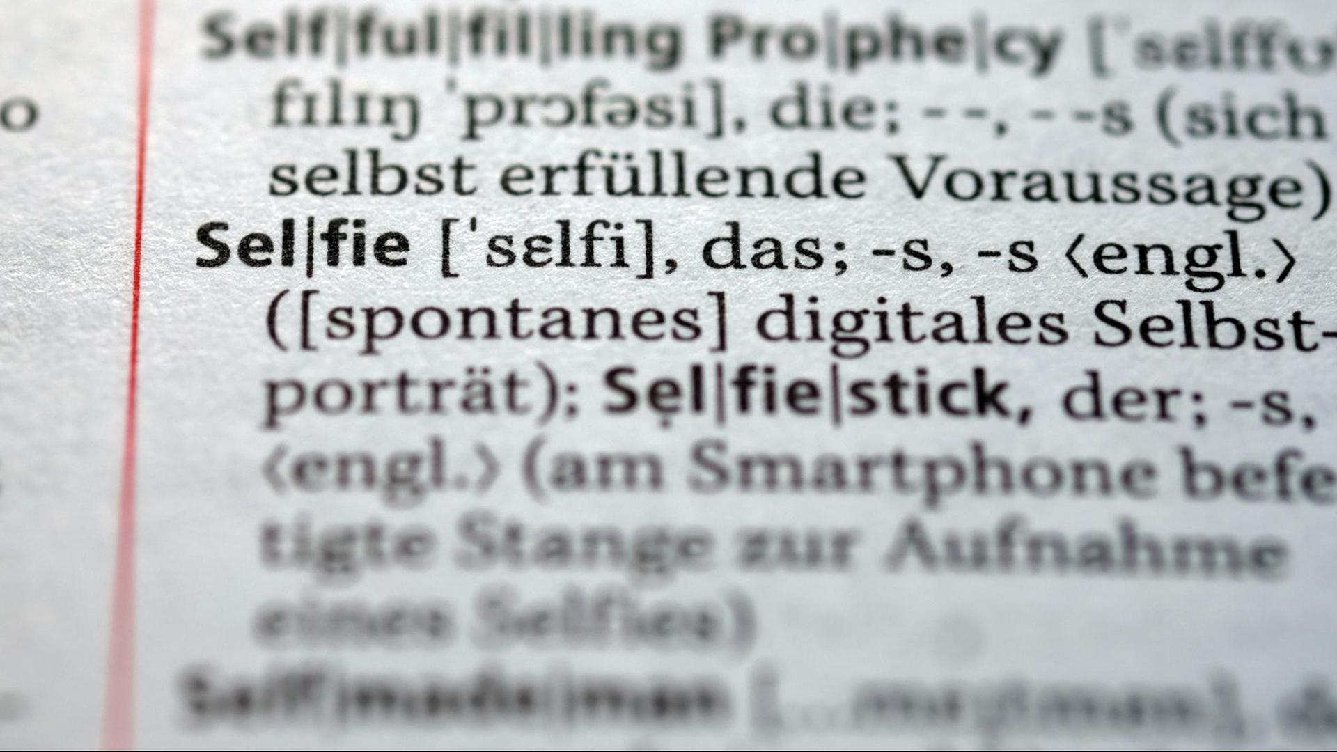 Der Begriff "Selfie" für ein fotografisches Selbstporträt ist im neuen Duden zu sehen. Das Nachschlagewerk wurde um 5000 Wörter ergänzt und umfasst nun 145.000 Stichwörter.