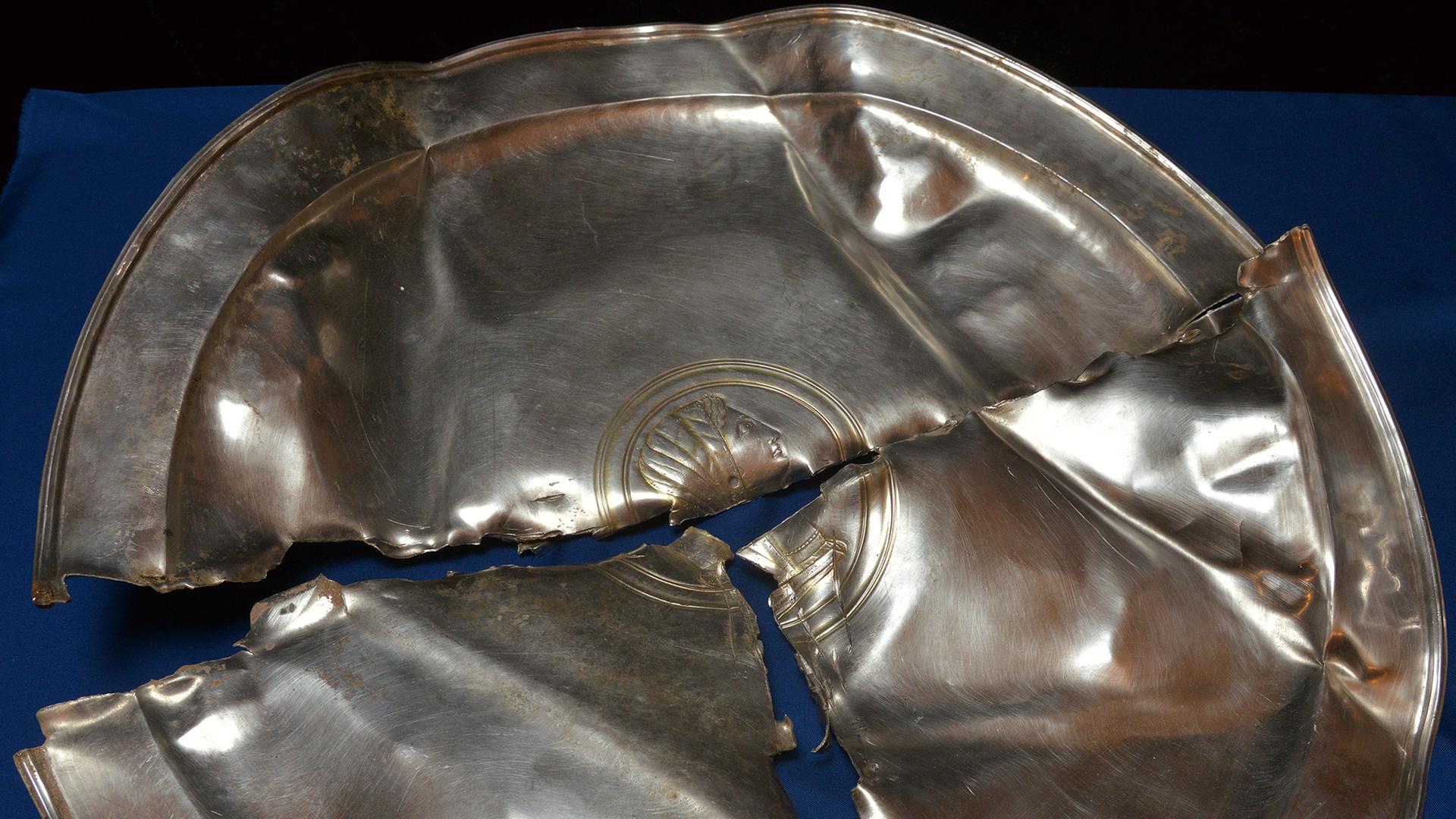 Ein "zerhackter" Silberteller aus der Spätantike, der Teil eines illegal in der Pfalz ausgegrabenen "Barbarenschatzes" ist, wird am 18.02.2013 bei einer Pressekonferenz in Mainz präsentiert.